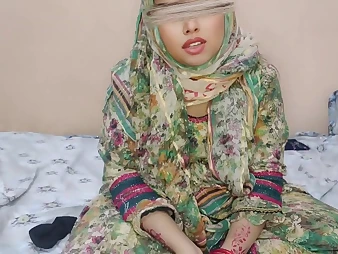 Molten Desi Hijabi Stepsister-Bhabi Ko Bucket Diya gets a pearly surprise from the brush hijab-wearing stepmom
