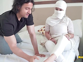 Desi Muslim mega-slut Tati takes a arduous ass-fuck plumbing foreign Submissive Muslim boy Niks Indian