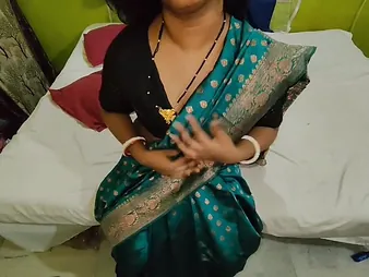 Desi Aunty saves her baffle from temptation helter-skelter her tight conclave and tight pussy